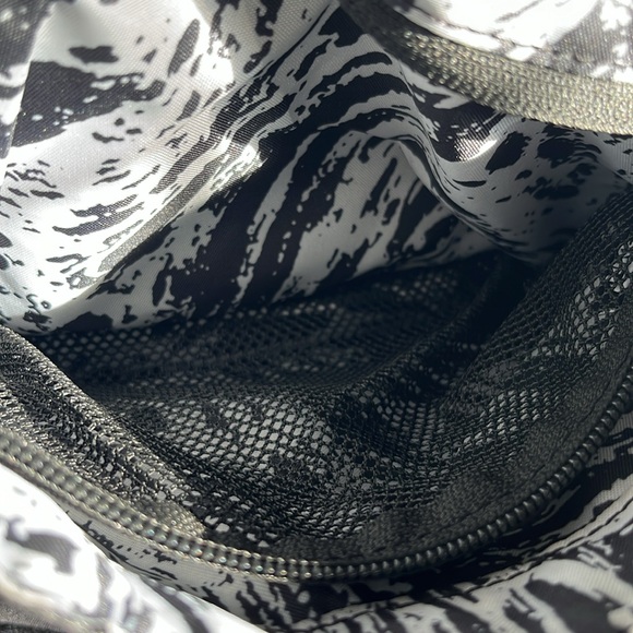 Nike Sportswear Futura 365 Crossbody Shoulderbag Color Black - Picture 6 of 15